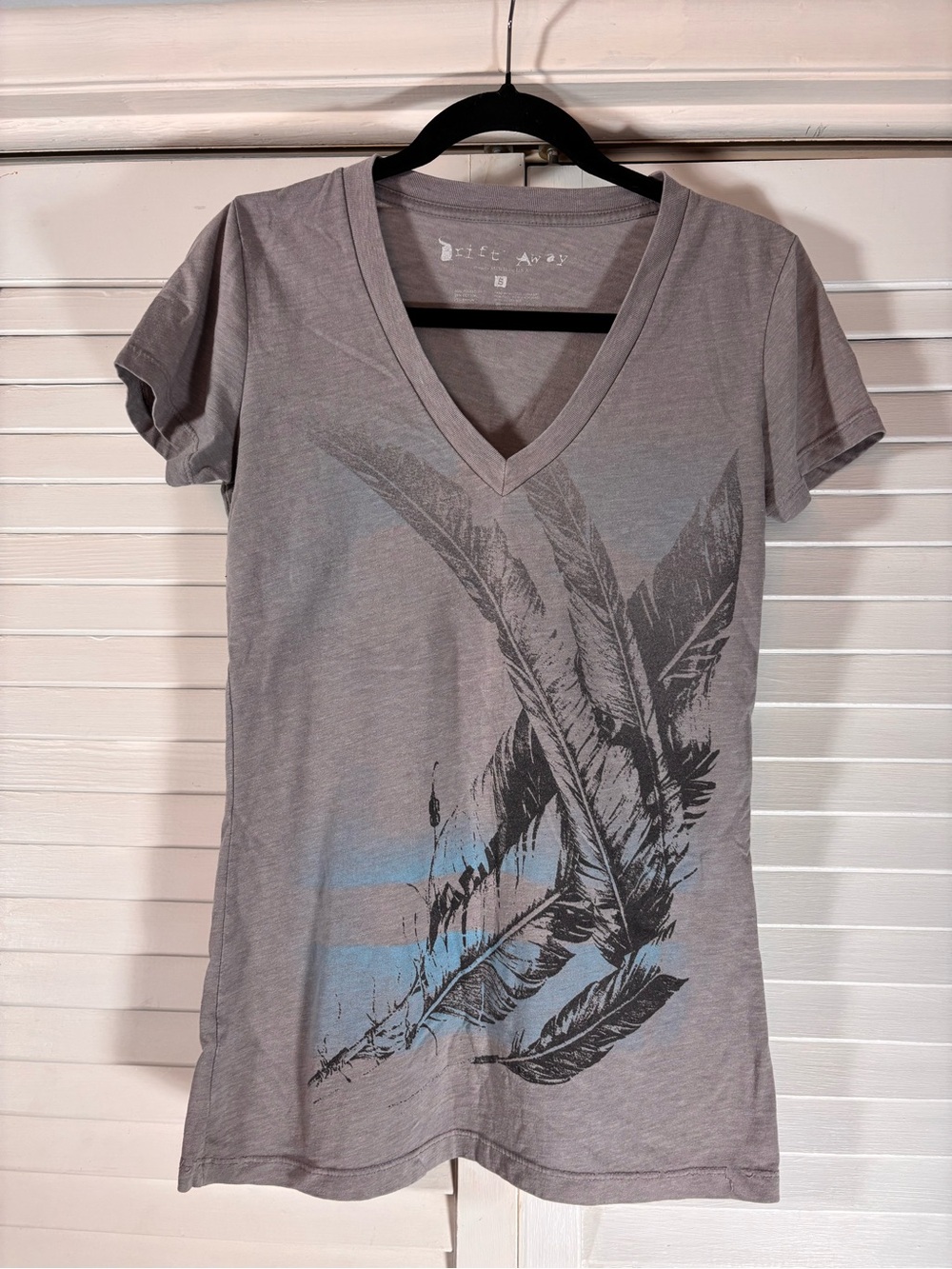 Drift Away Feather Graphic V-Neck T-Shirt Gray Blue Stripe Small USA